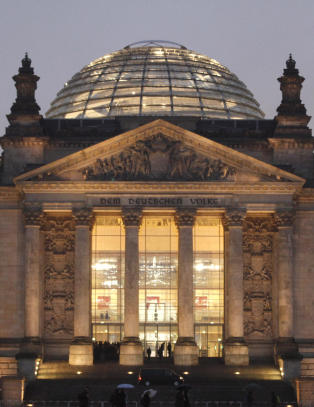 Arrestert etter nazihilsen foran den tyske Riksdagen