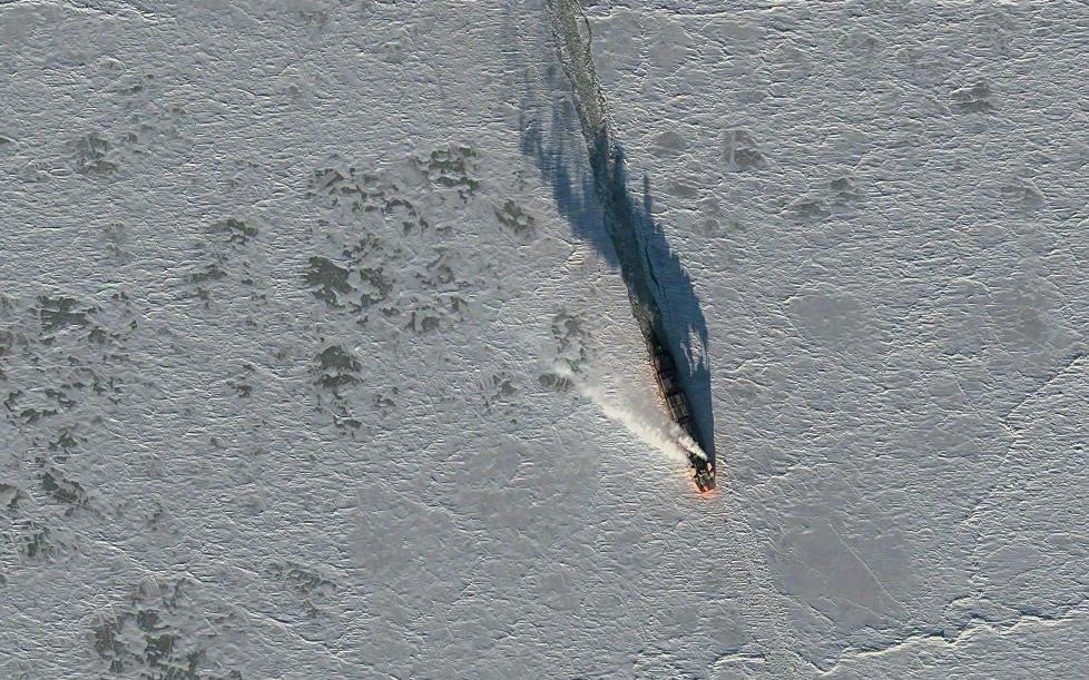 SATELLITTFOTO: Dette bildet av et lasteskip fra selskapet Norilsk Nikel som kommer seg frem i isen i Karahavet. Bildet er tatt av en satelitt som er 600 kilometer fra jorda, men likevel kan man se detaljer som lasten p� skipet. Det norske selskapet KSAT bestilte lignende bilder fra S�rishavet hvor Berserk forsvant tirsdag forrige uke, men redningssentralen i Norge og i New Zealand forkastet forslaget om � finne b�ten ved bruk av satellittfoto. Foto: Digital Globe, Inc (QuickBird-2, 2009). All Rights Reserved. Data distributed by: KSAT (Kongsberg Satellite Services AS).