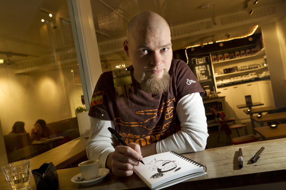 SAKTE FILM: - Det var ikke slik at jeg m�tte veggen. Det var mer som en bussulykke i sakte film, sier tegneserieskaper Mads Eriksen om tida da han ikke orket � tegne lenger. N� er Mads og M friskmeldt. Foto: Ole Morten Melg�rd