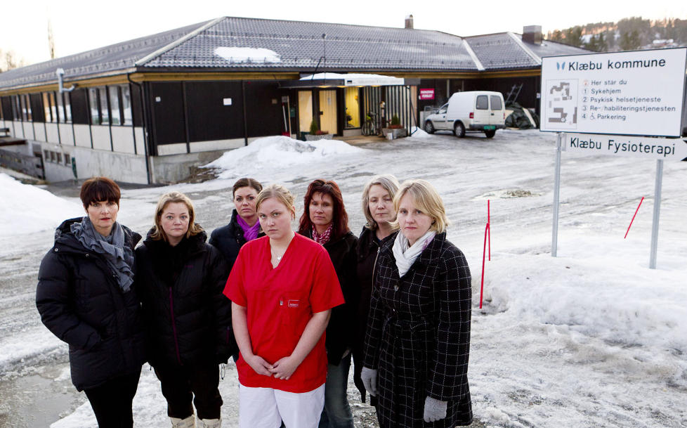 FORBANNET: Ansatte og tillitsvalgte ved Kl�bu sykehjem synes kommunen burde ha sagt opp kontrakten med Adecco for lenge siden. Adecco har selv innr�mmet overtrampene de har beg�tt ved sykehjemmet. I midten Johanna Backstr�m (23), som bor p� et vanlig pasientrom med bare seng og vask. Foto: OLE MORTEN MELG�RD