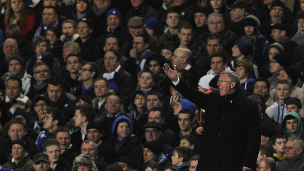 RISIKERER STRAFF: Sir Alex Ferguson risikerer � havne p� tribunen etter � ha kritisert dommer Martin Atkinson.Foto: SCANPIX/AP Photo/Tom Hevezi
