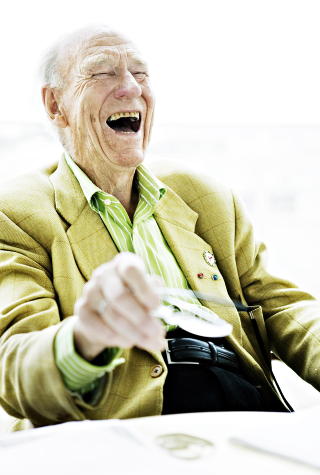 GLISER: Milliard�r Olav Thon unner seg en god latter. Foto: NINA HANSEN/Dagbladet