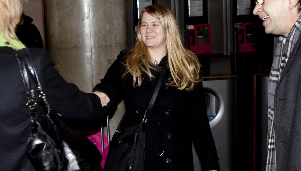IL NORGE I G�R KVELD: Her hilser Natascha Kampusch p� forlagets representant p� Gardermoen i g�r kveld. Kampusch er i Norge for � promotere sin nye bok. Foto: Sveinung Uddu Ystad