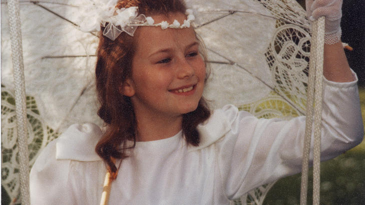 SJU �R: Natascha Kampusch sju �r gammel, fra oppveksten i omr�det Rennbahnweg i Wien. I boka beskriver hun ogs� oppveksten f�r hun ble kidnappet som problematisk.
Foto: Privat