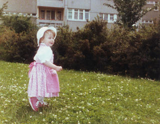 TO �R: Natascha Kampusch to �r gammel, utenfor blokkene i Rennbahnweg i Wien. Foto: privat