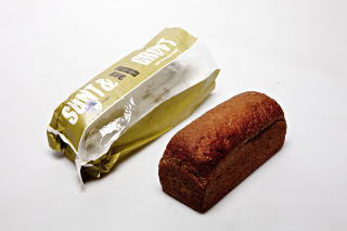 Dagens Brød Nærbakst, Sunt og Grovt Rug:
Dette brødet har faktisk en bra grovhetsprosent, men lite fiber, en del salt, og ikke spesielt god fordeling av mettet og umettet fett. Innholdet av protein er lavt. Dagens Brød Nærbakst, Sunt og Grovt Rug:
Dette brødet har faktisk en bra grovhetsprosent, men lite fiber, en del salt, og ikke spesielt god fordeling av mettet og umettet fett. Innholdet av protein er lavt.
