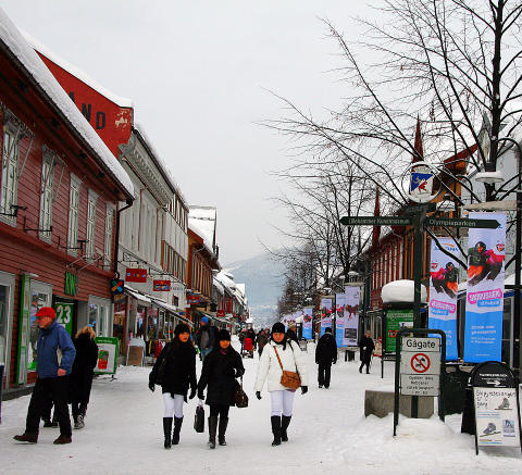 GÅGATA: Sjusjøen ligger bare to mil fra Lillehammer. Foto: KIRSTEN M. BUZZI GÅGATA: Sjusjøen ligger bare to mil fra Lillehammer. Foto: KIRSTEN M. BUZZI