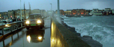 Nordlandske byer m�rklagt av storm