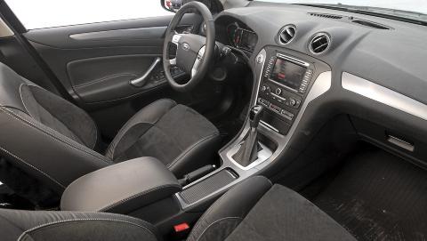 LØFT: De typiske folkemerkene har de siste årene fått et solid løft i innvendig utseende og kvalitetsfølelse. Ford Mondeo er intet unntak. FOTO: Egil Nordlien, HM Foto LØFT: De typiske folkemerkene har de siste årene fått et solid løft i innvendig utseende og kvalitetsfølelse. Ford Mondeo er intet unntak. FOTO: Egil Nordlien, HM Foto