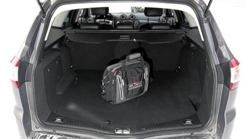 PLASS TIL MYE: Også helt bakerst stiller Mondeo stv. med gode kort. Bagasjerommet er både lengre og bredere enn det du finner i for eksempel VW Passat, men ikke like høyt. FOTO: Egil Nordlien, HM Foto PLASS TIL MYE: Også helt bakerst stiller Mondeo stv. med gode kort. Bagasjerommet er både lengre og bredere enn det du finner i for eksempel VW Passat, men ikke like høyt. FOTO: Egil Nordlien, HM Foto