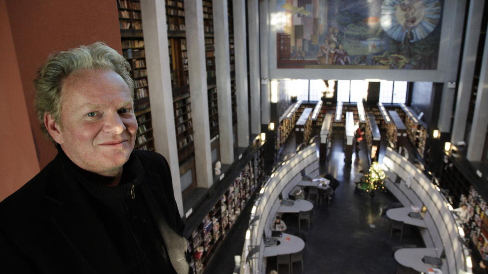  E-BOKFORFATTER  :  Torgrim Eggen leser selv e-b�ker. N� kan lesere som melder seg inn i Cappelen Damms nettbokhandel Digitalbok.no, laste ned Trynefaktoren fra 2003 gratis. Foto: Geir B�lstad / Dagbladet.