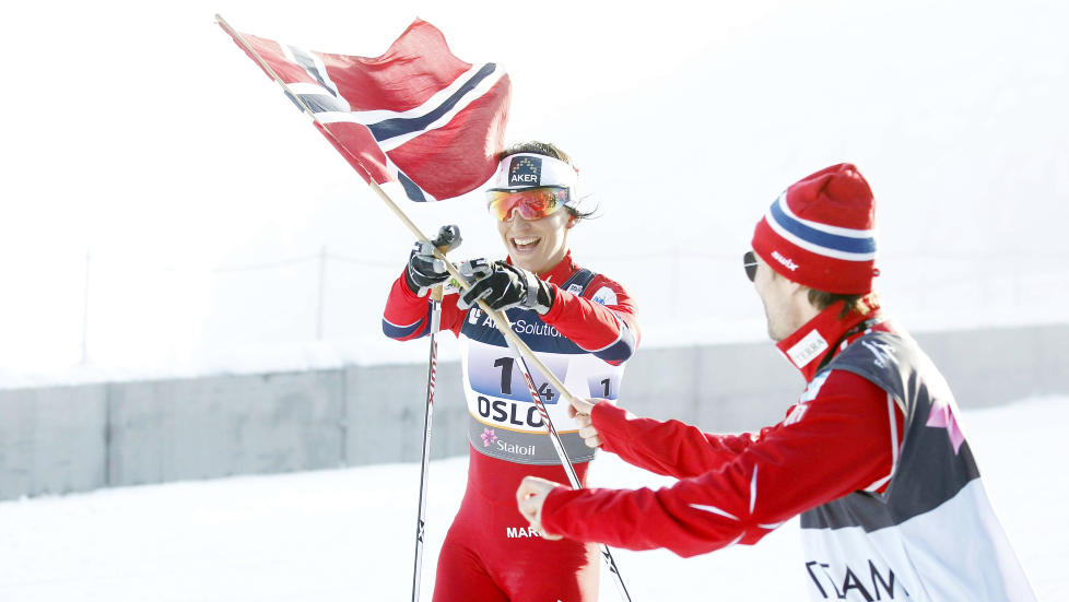 DR�MMEN: Marit Bj�rgen ville g� over m�lstreken med det norske flagget. Her f�r hun det. Foto: BJ�RN LANGSEM