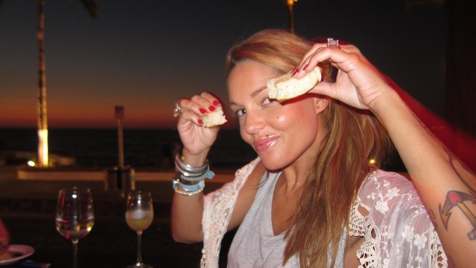 I PARADIS: Mandag sjekker 11 gutter og jenter inn p� skandalehotellet i �Paradise Hotel�. Programlederen for det hele, er som vanlig modellen Triana Iglesias. Her slapper hun av p� kveldene med god mat og drikke ved innspillingstedet i den meksikanske byen Jalisco. Foto: Privat