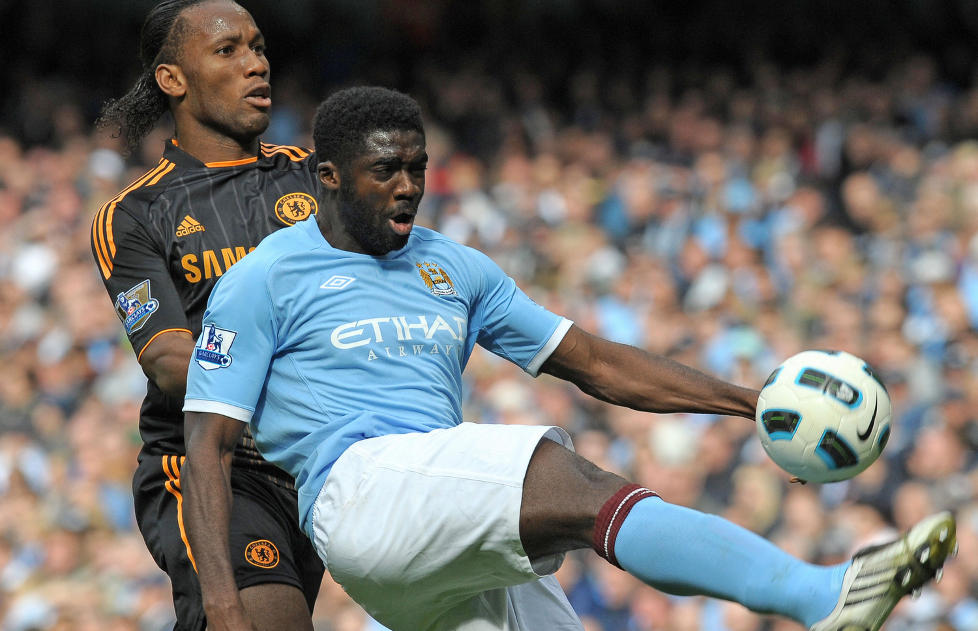 FORSVARER TOURE: Didier Drogba g�r ut og forsvarer Elfenbenskysten-kollega Kolo Toure etter dopingoppstyret. Foto: AFP PHOTO / ANDREW YATES / SCANPIX