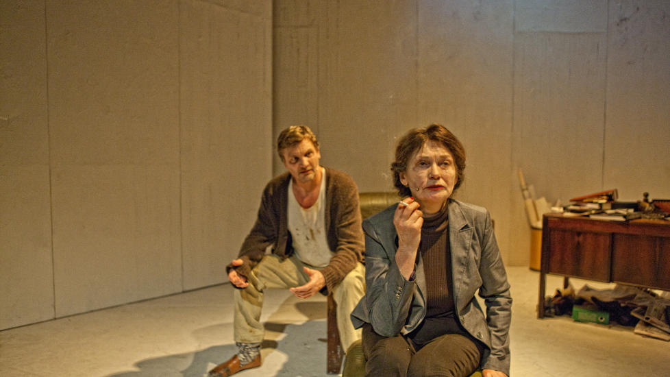 FORFALL: Jan �. Wiig er John Gabriel Borkman og Kari Onstad er Ella Rentheim i Anders T. Andersens tarveliggjorte versjon av Ibsens drama. Foto: Per Maning/Teater Ibsen.