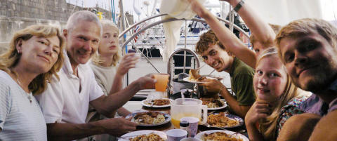 - Forhandler med piratene n�