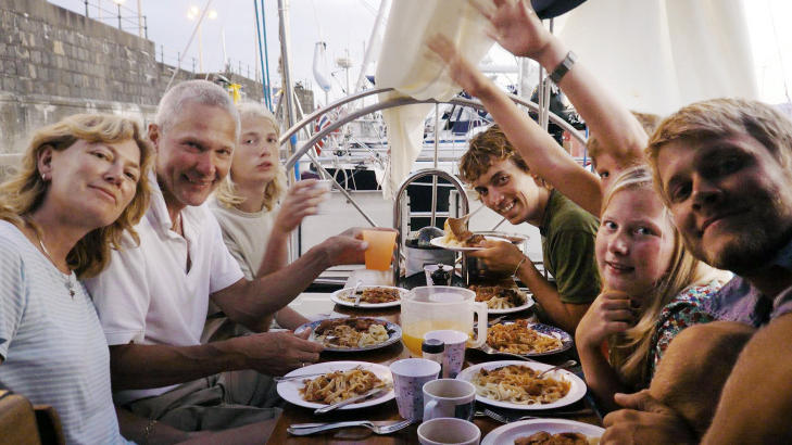 - USKADD: Den danske familien Quist Johansen best�r av mamma Birgit Marie, pappa Jan og barna Rune (17), Hjalte (15) og Naja (13). Deres seilb�t �ING� ble kapret i Adenbukta torsdag 24. februar.
Foto: Privat