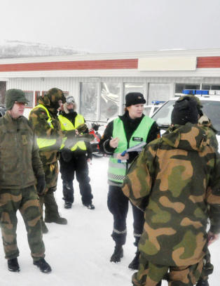 - Satte opp snøskuterne i halvsirkel for å skjerme for kulda