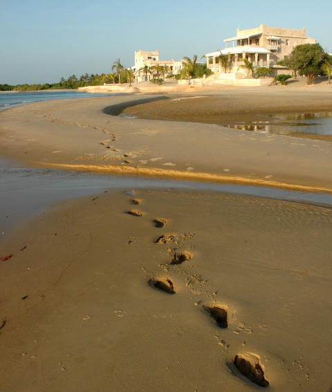 UBER�RT STRAND: Du finner kilometervis med uber�rt strand p� Lamu. Foto: SOLVEIG SCHANKE EIKUM og K�RE ERIKSEN