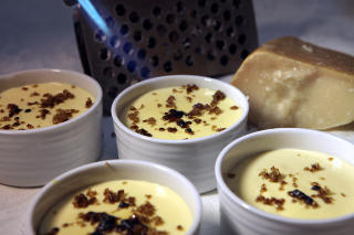 Salt vri: Creme Brulee med parmesan har samme utseende og konsistens som originalen, men smaker salt.