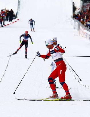 Northug sidelengs over mål til norsk stafettgull