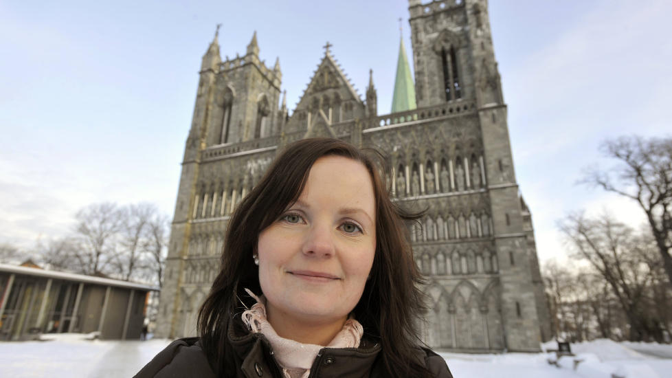 GOD DEBUT: Bente Ren� Linmo (28) er fra Trondheim, og har blant annet studert Nidarosdomens historie og kultur. Det drar hun nytte av n�r hun debuterer som forfatter med �Vidina�, f�rste bok i en ny fantasyserie. Foto: NED ALLEY