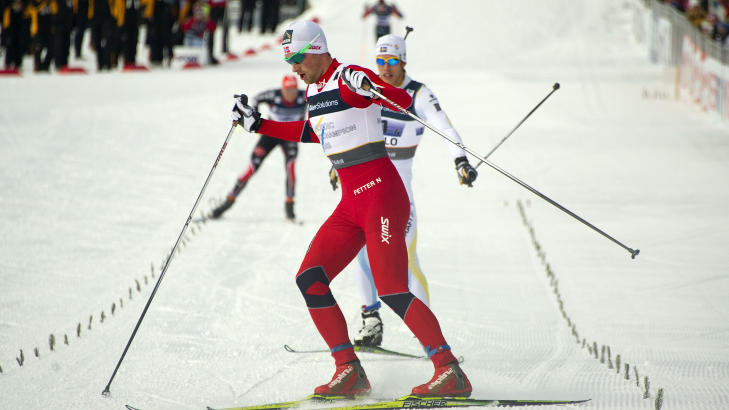 OVERLEGEN: Petter Northug var s� mye raskere enn svensken Marcus Hellner at han kunne bremse opp og g� sidelengs over m�l. Det ble sett p� med sinne i Sverige. Foto: AFP PHOTO/ ODD ANDERSEN/Scanpix