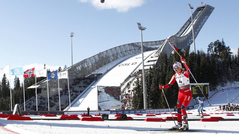 TRIUMFFERD: Therese Johaug hadde god til � plukke med seg et flagg fra st�tteapparatet og hilse til publikum p� stadion da hun gikk inn til et suverent VM-gull.Foto: H�kon Mosvold Larsen / Scanpix