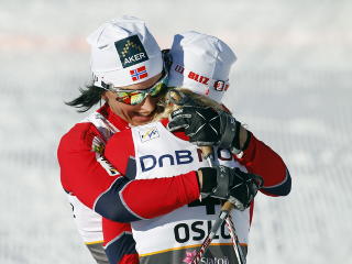 GRATULERT AV VM-DRONNINGEN: VM-dronning Marit Bj�rgen sto f�rst i rekken av Therese Johaugs gratulanter.Foto: Gorm Kallestad / Scanpix