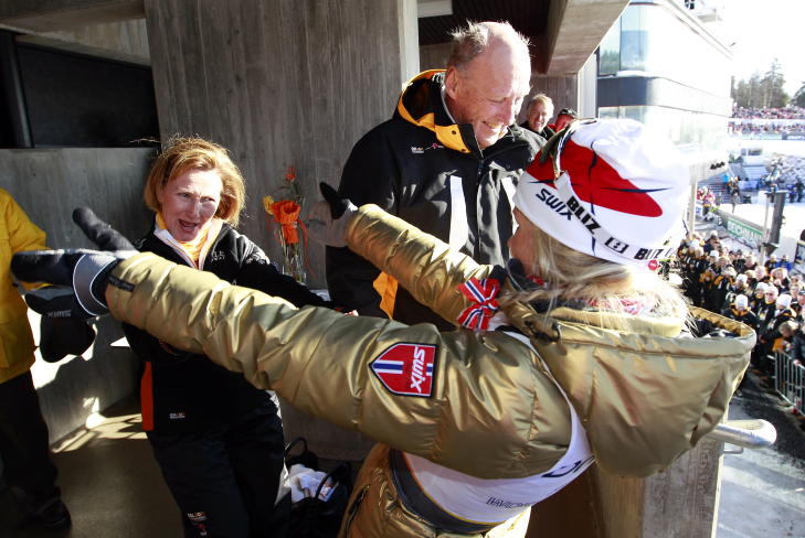 GRATULERT AV DRONNINGEN: Det ventet en god klem fra dronning Sonja da Therese Johaug kom opp p� kongetribunen.Foto: Lise �serud / Scanpix