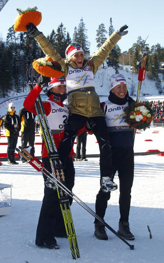 P� GULLSTOL: Therese Johaug ble l�ftet opp av Bj�rgen og Kowalczyk i m�lomr�det. Foto:  REUTERS/Michael Dalder