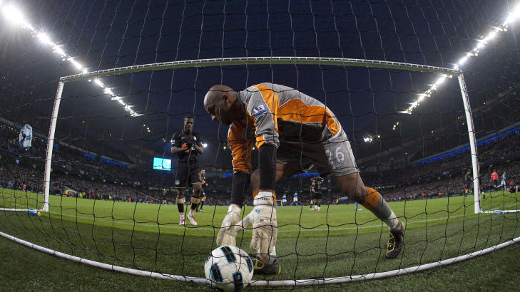 FORFERDELIG TABBE: Ali al-Habsi m� plukke ballen ut av nettet etter � ha tabbet seg ut mot Manchester City. Foto: AP Photo / Jon Super / Scanpix