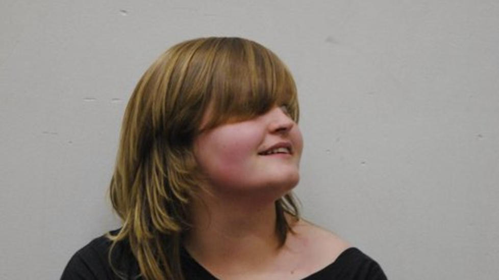 FEBRUARPOETEN: Etter at Rikke (17) ble finalist i april, har hun bestemt seg for � utdanne seg innen norskfaget. Og jobber beint�ft for det allerede. Foto: PRIVAT
