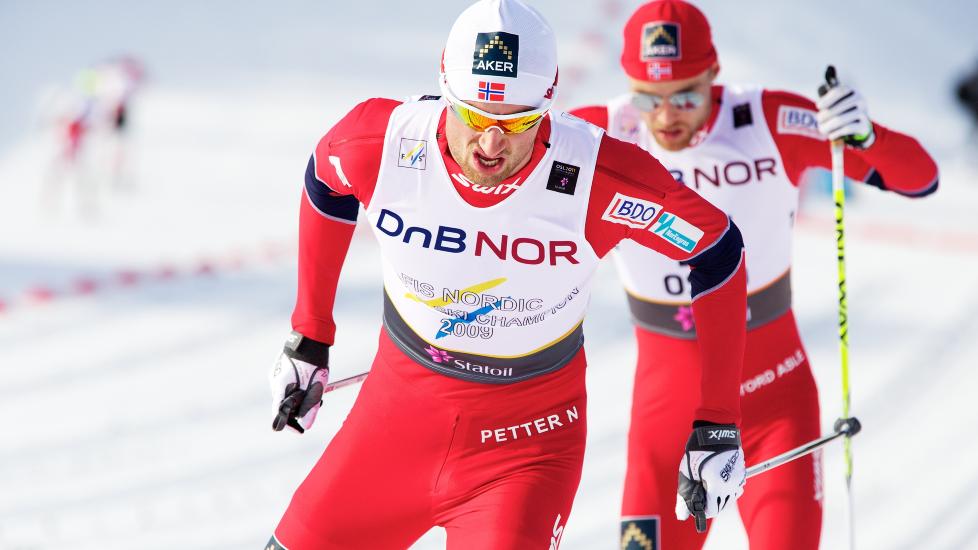 VINNEREN: Petter Northug inn til seier, med Brand under den ene skia og Peer Gynt under den andre.  Foto: Eirik Helland Urke / Dagbladet