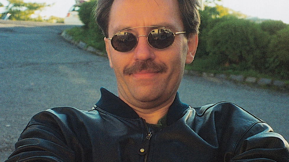 FEBRUARPOETEN: Finn �gl�nd er m�nedens poet i Diktkammeret. Den etablerte poeten sammenlikner forumet med en sandkasse. Foto: DET NORSKE SAMLAGET