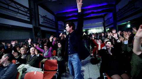 Gladguttene: Slipp englene inn, og si yes, til englene, sier Gary Quinn. Salen koker og roper taktfaste YES, YES, YES.
Foto: Siv Johanne Seglem / Dagbladet