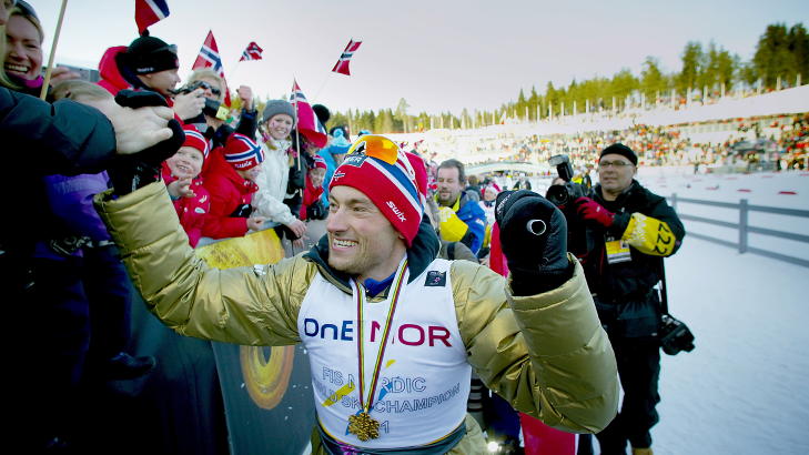 KONGEN: Petter Northug er ute og takker publikum etter femmil-seieren. Foto: Bj�rn Langsem / Dagbladet.