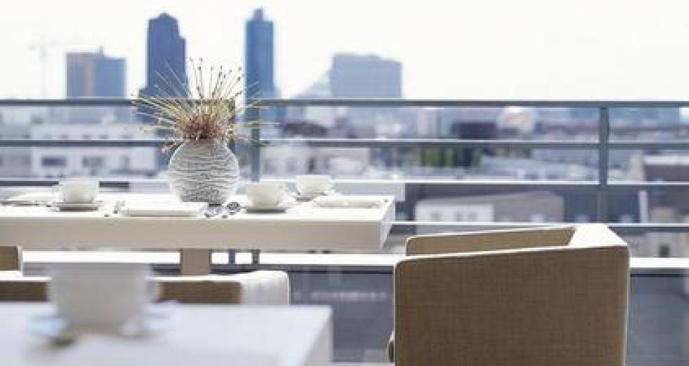 EGEN BALKONG: I The Mandala Suites bor du stort og luftig, med eget kj�kken og balkong, midt i Friedrichstrasse, en av Berlins mest folksomme handlegater.