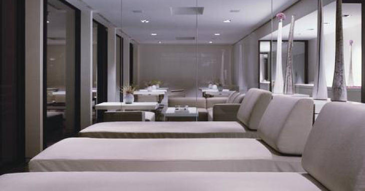 HVITT OG STILLE: Du bor i ei travel handlegate midt i Berlin, men h�rer ikke et knyst av trafikken utenfor.