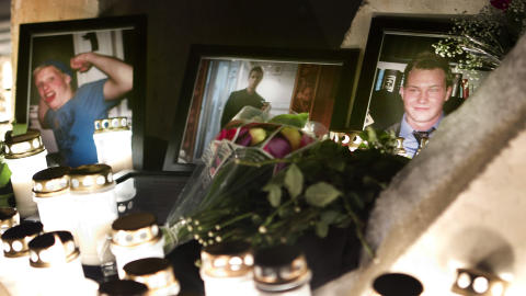 MISTET LIVET: Tre unge gutter mistet livet etter den fatale scooterturen torsdag forrige uke. Bildet er fra R�dhusplassen i Hammerfest hvor venner og familie tente lys og la ned blomster for de omkomne. Foto: Ole Morten Melg�rd