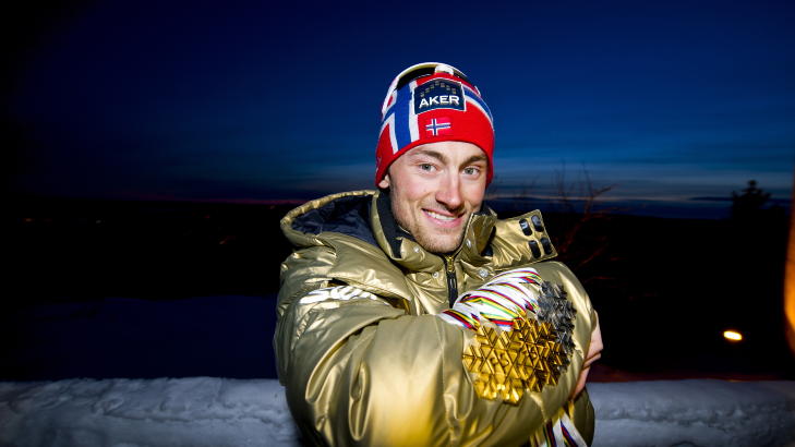 TRE GULL, TO S�LV: Petter Northug viser frem alle medaljene etter 5 mila Foto: Rasmus Skaug / Dagbladet