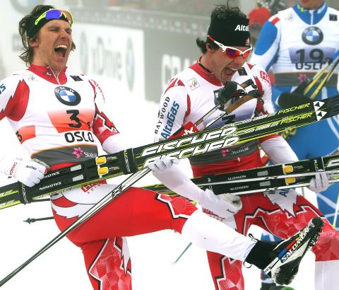 ROCKA SENSASJONSMENN: Canada er ingen utpreget langrennsnasjon. Men Devon Kershaw og Alex Harvey kunne feire gull p� lagsprinten med gitarsolo p� gullskiene. Foto: Fehim Demir, EPA/Scanpix