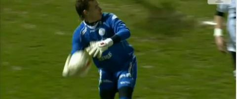 Keeper med en utrolig m�lgivende pasning