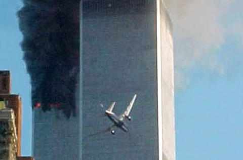 IKONISK: Dette bildet viser da det andre kaprede flyet krasjet inn i det andre tvillingt�rnet under angrepet p� World Trade Center. Foto: AP Photo/Carmen Taylor/File
