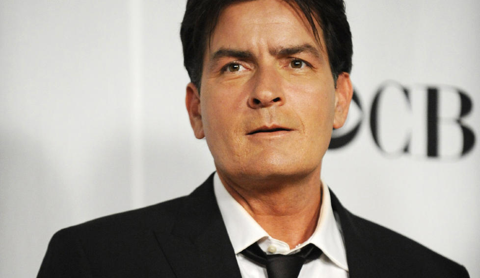 SKANDALE-SHEEN: Charlie Sheen har skapt overskrift etter overskrift etter at han ble sendt rett fra fest til sykehus i ambulanse i slutten av januar. Foto: SCANPIX