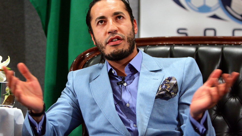 OVERGIR HAN SEG? Det libyske overgangsr�det meldte nylig at de hadde arrestert to av Muammar Kadhafis s�nner,  Saadi al-Islam og Mohammed Kadhafi, men etter kort tid, var begge to p� frifot. N� melder de at eks-fotballspilleren og playboyen Saadi Kadhafi, diktatorens tredje eldste s�nn, skal v�re villig til � overgi seg. Her er han avbildet fra en pressekonferanse da det libyske fotballandslaget var i Australia og Sydney i 2005. Foto: Tim Wimborne/Reuters/Scanpix