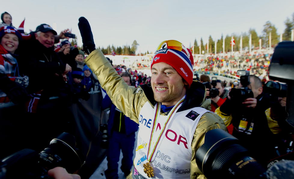 VM-HELT: Petter Northug mottar folkets hyllest etter seieren p� femmila. For to �r siden kom han imidlertid ut for en dramatisk ulykke hjemme i Mer�ker. Foto: BJ�RN LANGSEM/DAGBLADET