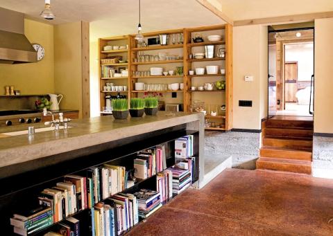 KJØKKENBENK: Kjøkkenbenken er laget av de gamle og originale gulvmaterialene på låven. FOTO: Jenny Elia Pfeiffer KJØKKENBENK: Kjøkkenbenken er laget av de gamle og originale gulvmaterialene på låven. FOTO: Jenny Elia Pfeiffer