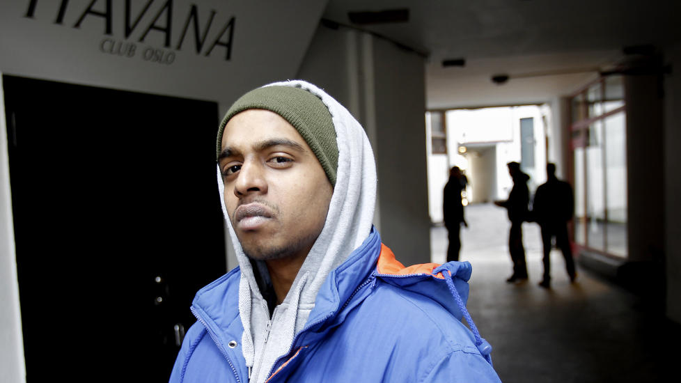 - STENGT UTE: Antirasistisk senter mener Thinesh Waran Uthayamanogaran (20) og to andre testpersoner ble nekta inngang p� Havana Club og flere andre utesteder l�rdag kveld p� grunn av  hudfarge. Foto: ERLING H�GELAND/Dagbladet