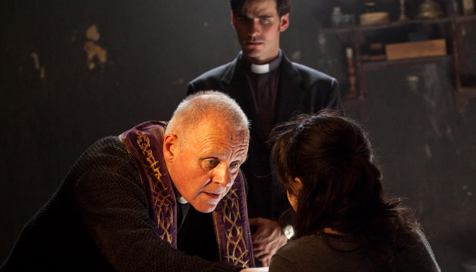 OPPDATERT EKSORSIST: Anthony Hopkins spiller djevelutdriver og Colin O'Donoghue er hans skeptiske elev i den s�rs middelm�dige �The Rite�.